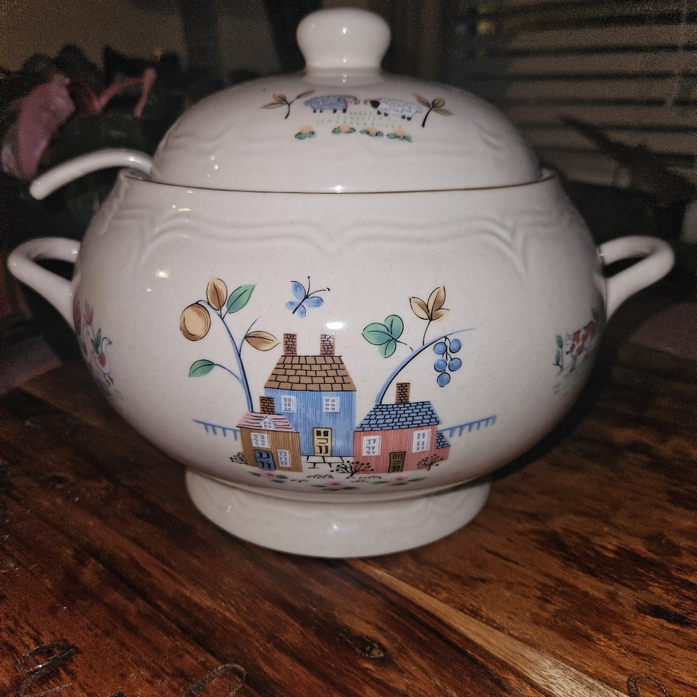 Charming Ceramic Soup Tureen with Lid International Heartland Pattern
